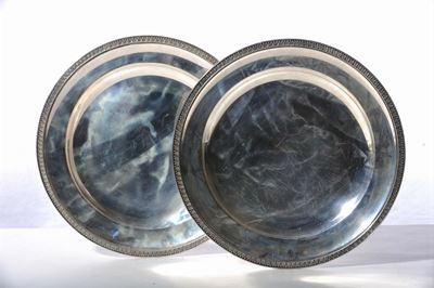 Coppia di Grandi Piatti in Argento, Gr. 2600 Circa