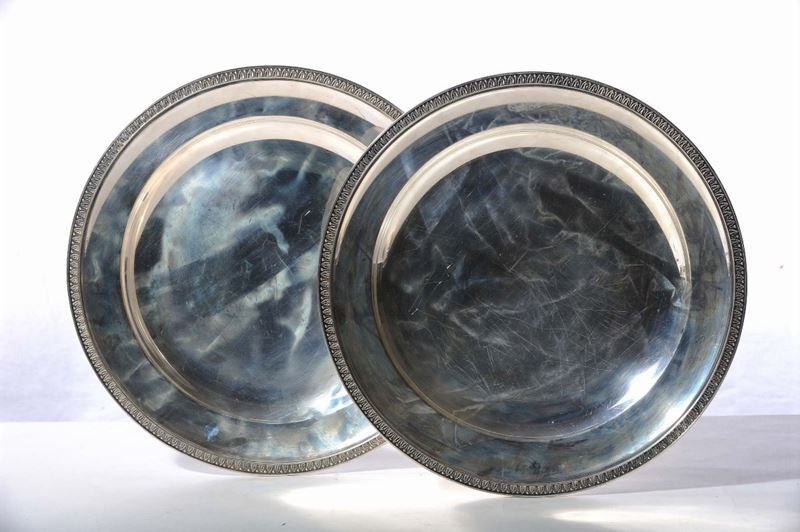 Coppia di grandi piatti in argento, gr. 2600 circa  - Auction Antiques and Old Masters - Cambi Casa d'Aste