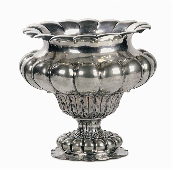 Vaso in argento con corpo baccellato, gr. 1200 circa