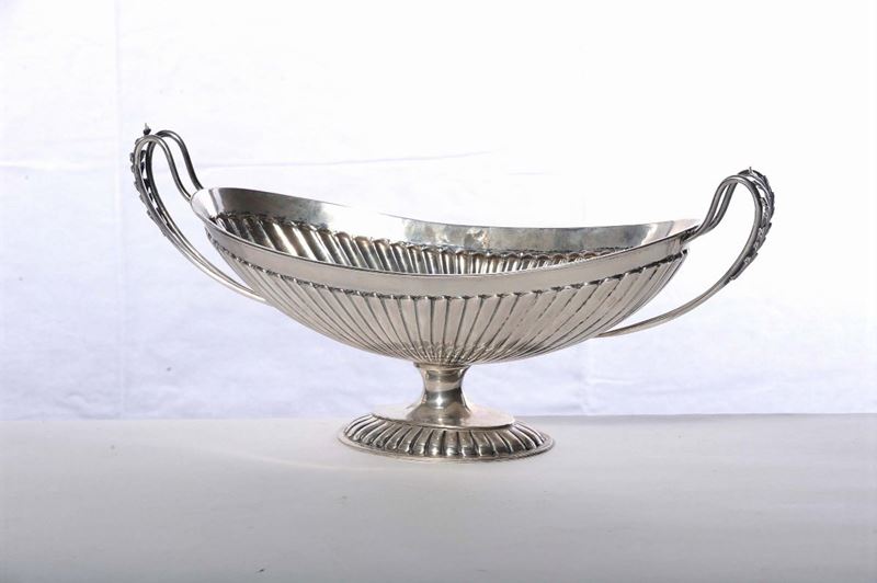 Centrotavola biansato in argento con corpo baccellato  - Auction Antiques and Old Masters - Cambi Casa d'Aste