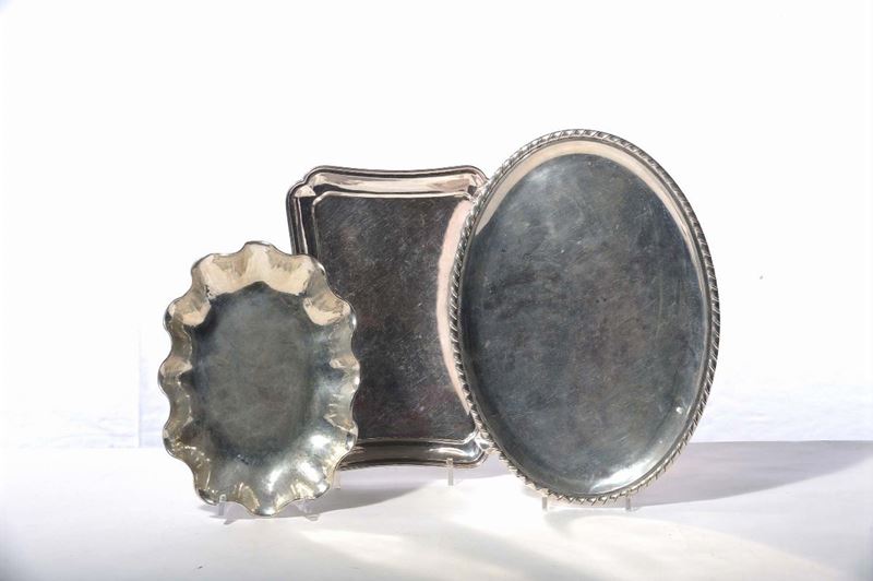 Tre vassoietti diversi in argento, gr. 1200  - Auction Antiques and Old Masters - Cambi Casa d'Aste