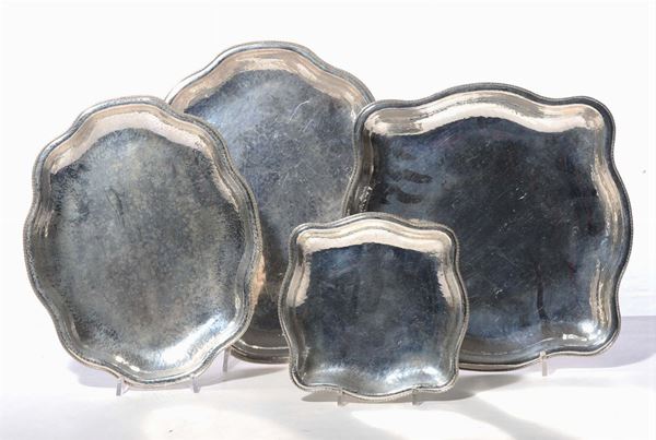Quattro vassoi in argento con profilo sagomato, gr 2000