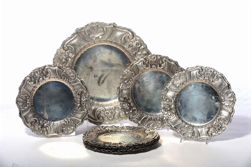 Otto piatti e un vassoio in metallo argentato con bordura sbalzata  - Asta Antiquariato e Dipinti Antichi - Cambi Casa d'Aste