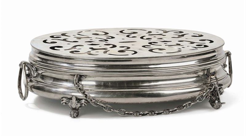 Scaldino in argento ovale poggiante su piedini a ricciolo, gr. 1500  - Asta Antiquariato e Dipinti Antichi - Cambi Casa d'Aste