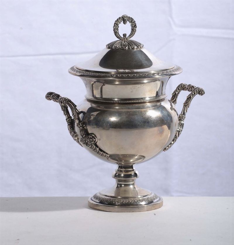 Grande zuccheriera in argento con coperchio, gr 590 circa  - Asta Antiquariato e Dipinti Antichi - Cambi Casa d'Aste