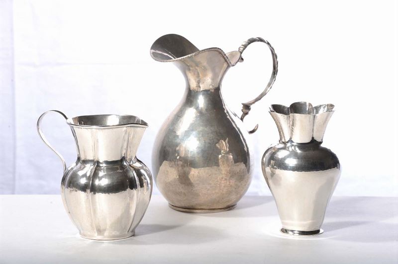 Due brocche e un vasetto in argento, gr 1000  - Asta Antiquariato e Dipinti Antichi - Cambi Casa d'Aste