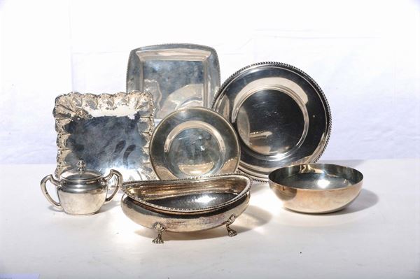 Insieme di piatti e ciotole in argento, gr. 1250