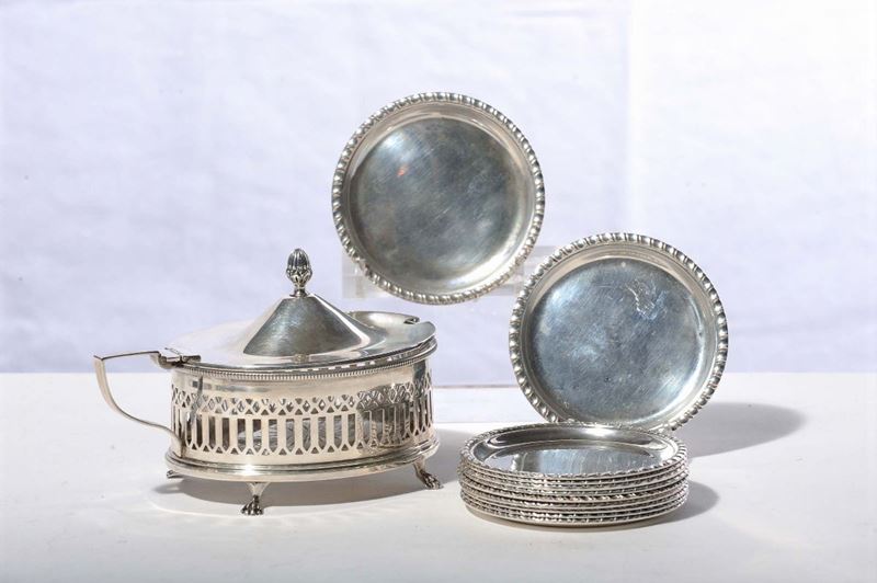 Formaggiera e undici piattini in argento, gr. 750  - Auction Antiques and Old Masters - Cambi Casa d'Aste