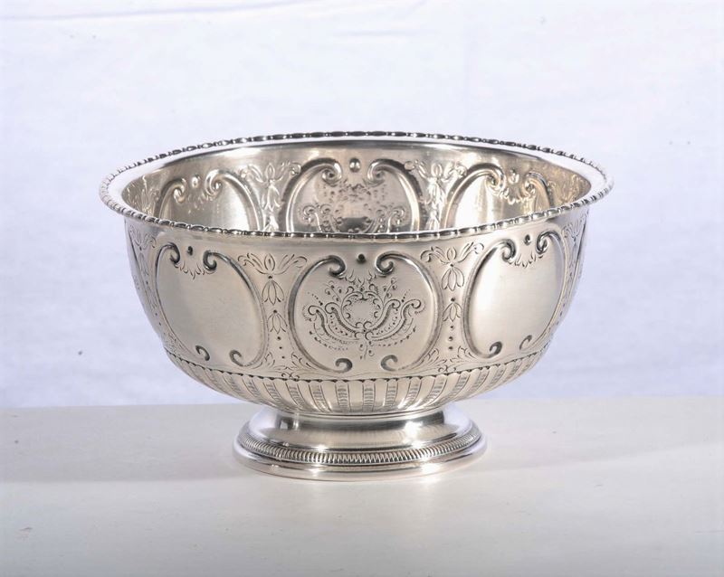 Coppa in argento sbalzato, gr 550  - Asta Antiquariato e Dipinti Antichi - Cambi Casa d'Aste