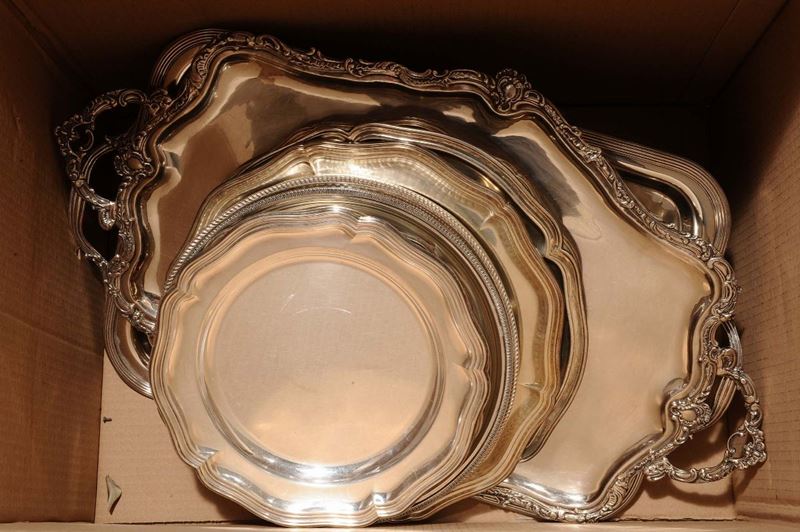 Lotto di piatti e vassoi in metallo argentato  - Auction Antiques and Old Masters - Cambi Casa d'Aste