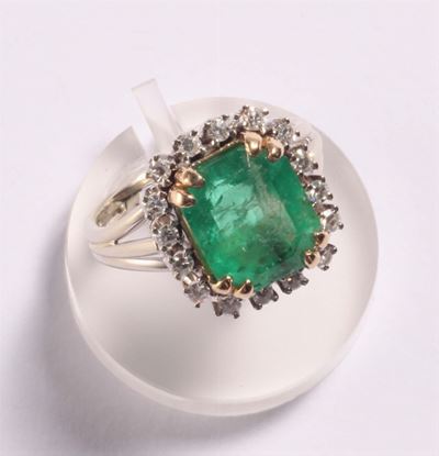 Anello con Smeraldo Centrale e Diamanti a Contorno