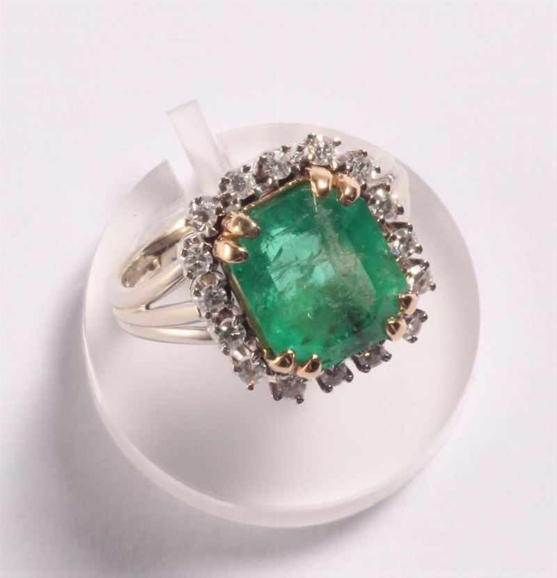 Anello con smeraldo centrale e diamanti a contorno  - Asta Argenti e Gioielli - Cambi Casa d'Aste
