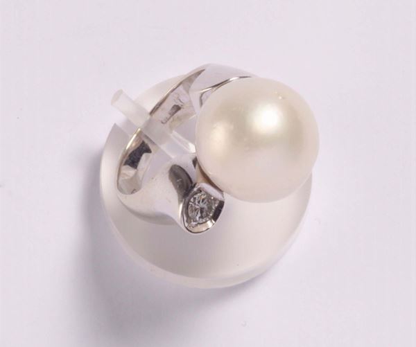 Anello con perla australiana e piccolo diamante