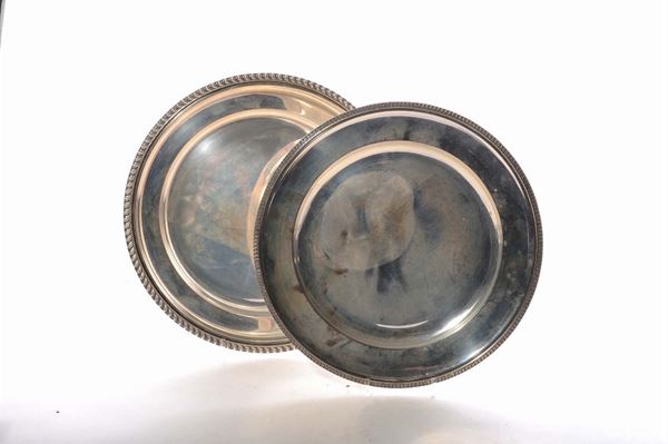 Due piatti rotondi in argento, gr. 1400