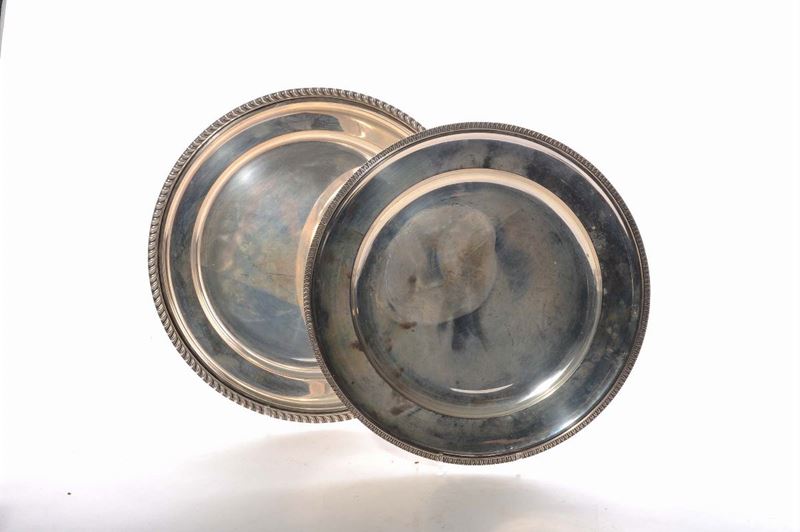 Due piatti rotondi in argento, gr. 1400  - Asta Argenti e Gioielli Antichi e Contemporanei - Cambi Casa d'Aste