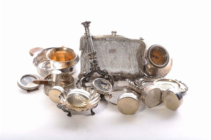 Lotto misto di oggetti in argento, gr. 900 circa  - Auction Silvers, Ancient and Comtemporary Jewels - Cambi Casa d'Aste