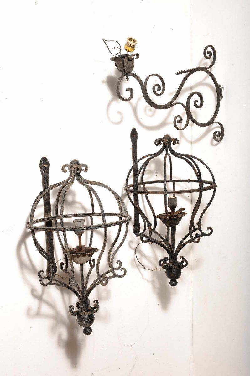 Due lanterne ed un braccio in ferro  - Asta Antiquariato e Dipinti Antichi - Cambi Casa d'Aste