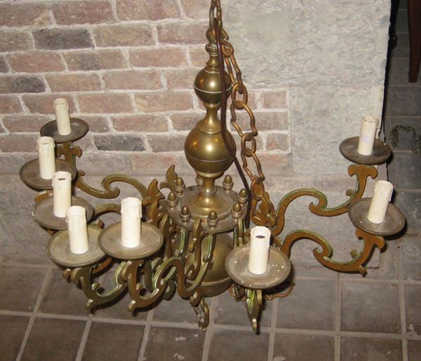 Lampadario in bronzo tipo Fiammingo a otto luci, inizio XX secolo