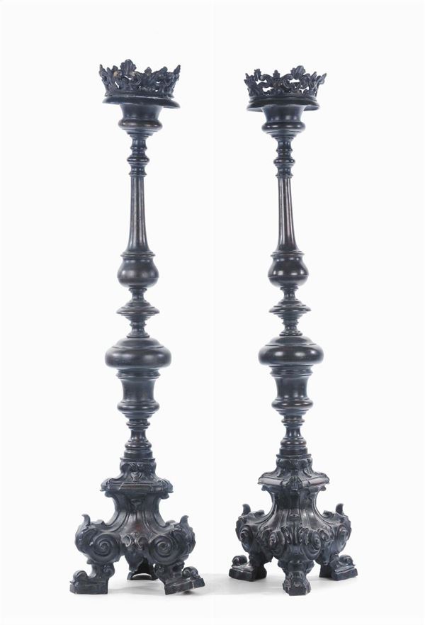 Coppia di candelieri in bronzo patinato, XIX secolo