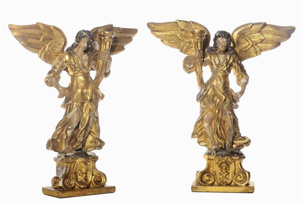 Coppia di angeli candelieri in legno intagliato e dorato, XIX secolo