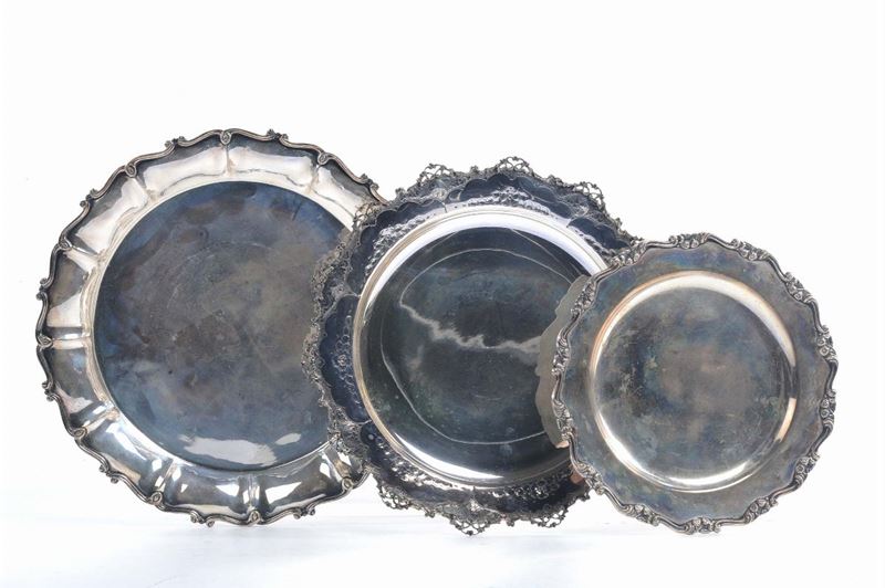 Lotto di quattro vassoi diversi, gr. 1700  - Asta Argenti e Gioielli Antichi e Contemporanei - Cambi Casa d'Aste