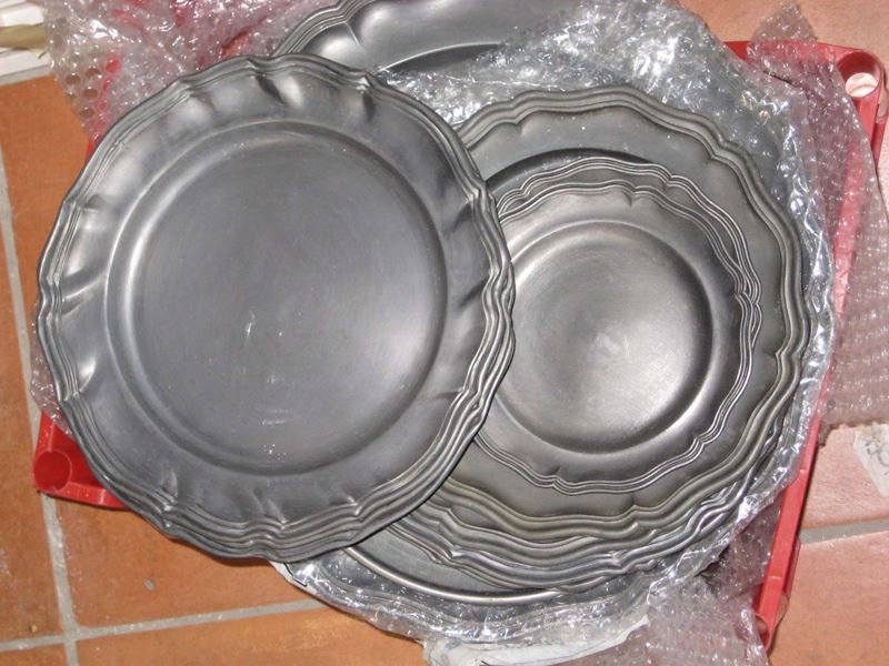 Lotto di piatti in peltro e ceramica diversi  - Asta Asta OnLine 04-2012 - Cambi Casa d'Aste