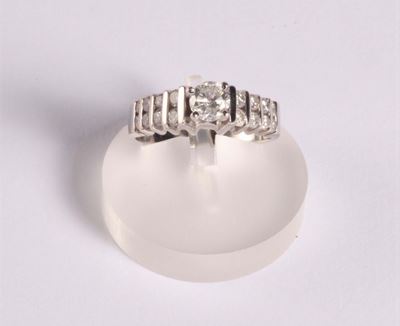 Anello con Dimante Centrale