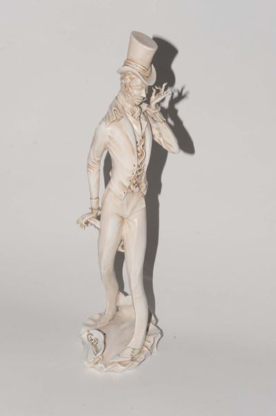 Scultura in Porcellana Raffigurante Figura con Bombetta, Cacciapuoti