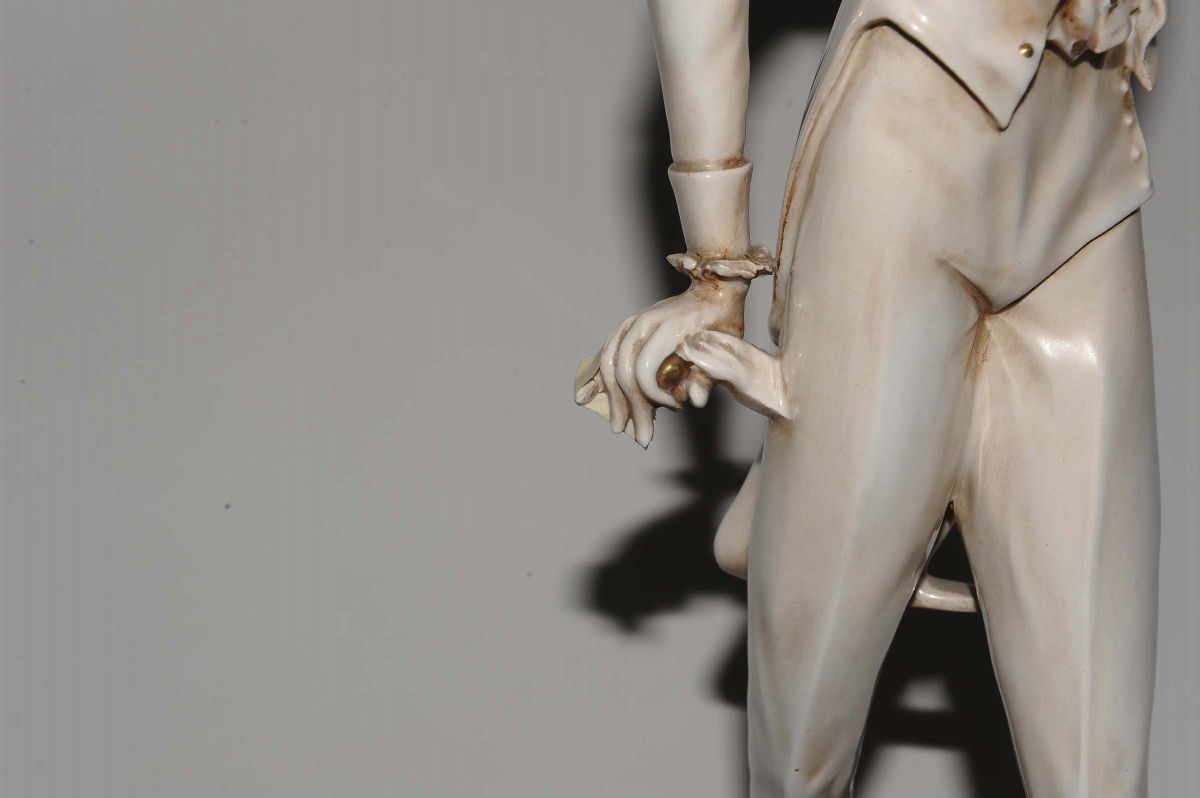 Scultura in Porcellana Raffigurante Figura con Bombetta, Cacciapuoti