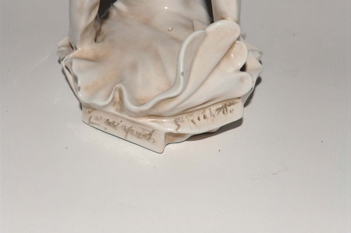 Scultura in Porcellana Raffigurante Figura con Bombetta, Cacciapuoti