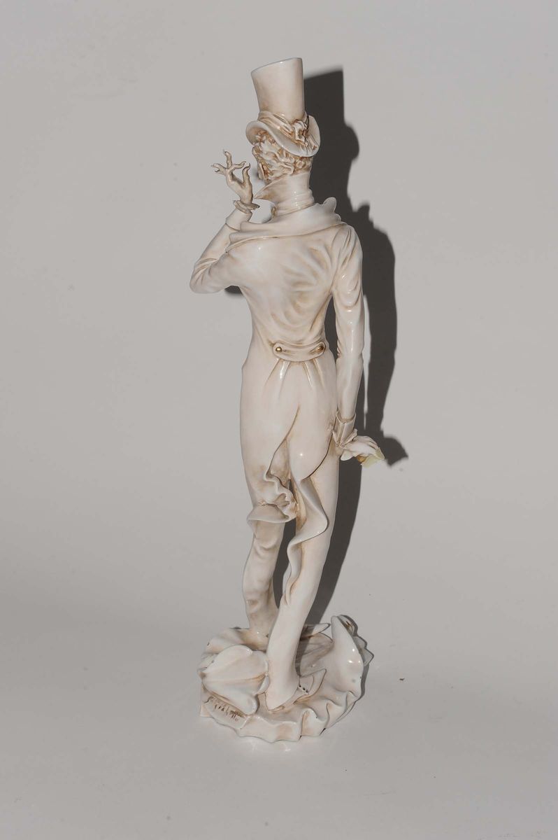 Scultura in Porcellana Raffigurante Figura con Bombetta, Cacciapuoti