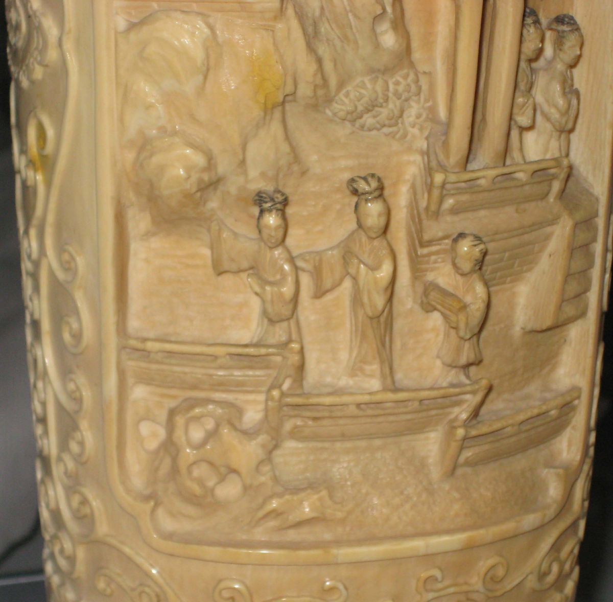 Vaso in Avorio Scolpito, Cina