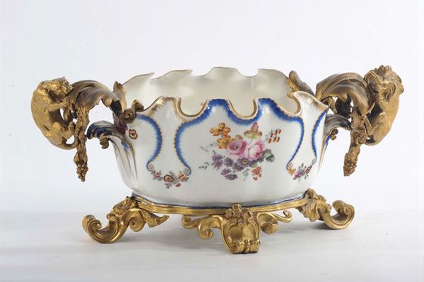 Centrotavola in porcellana Sevres con applicazione di bronzi dorati