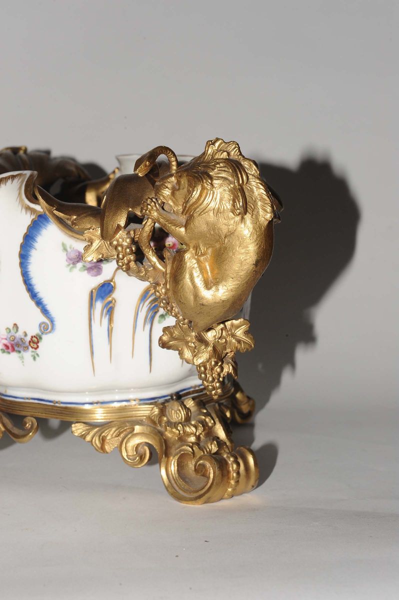 Centrotavola in Porcellana Sevres con Applicazione di Bronzi Dorati