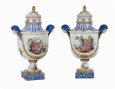 Coppia di Vasi Neoclassici in Porcellana Dipinta in Policromia
