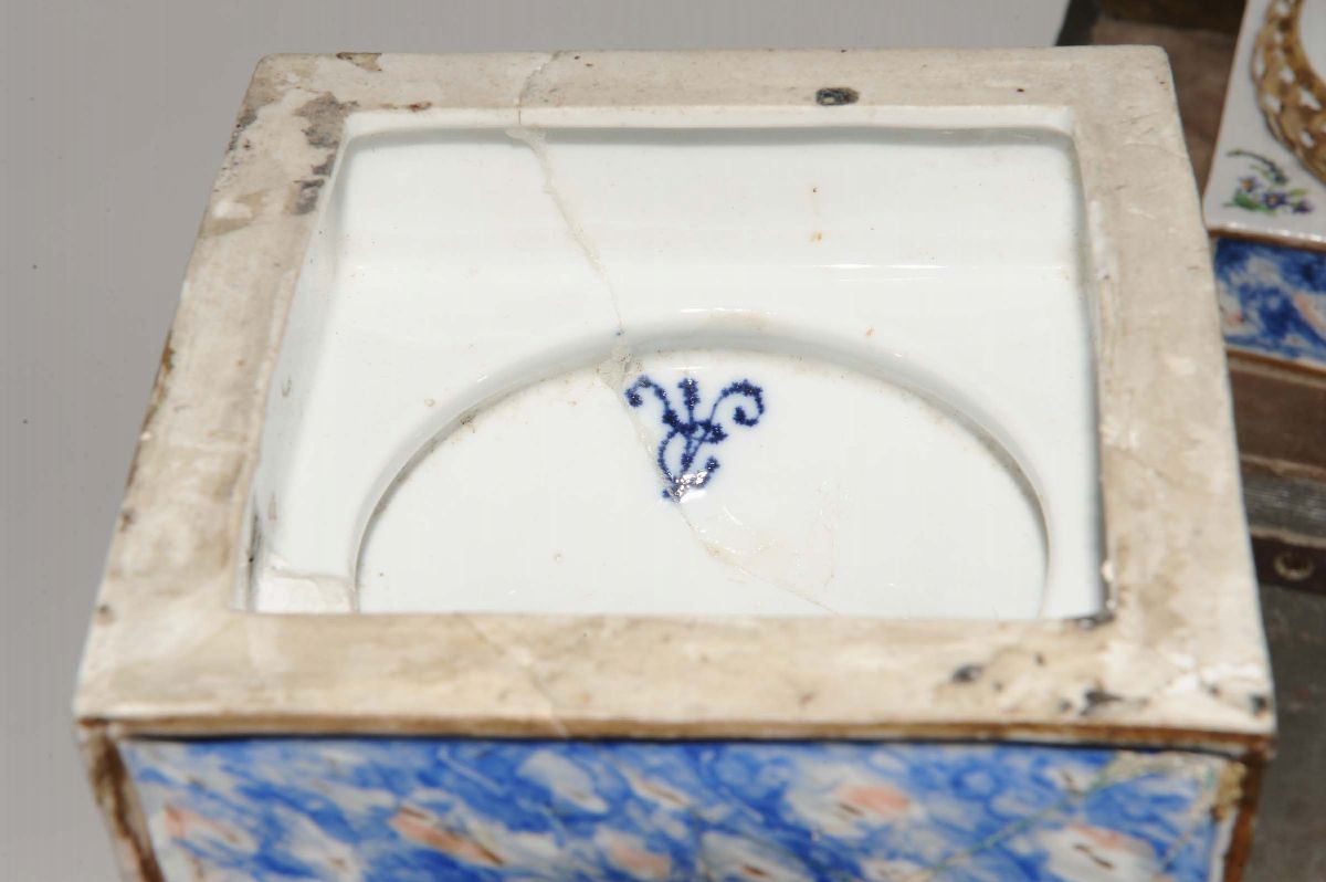 Coppia di Vasi Neoclassici in Porcellana Dipinta in Policromia