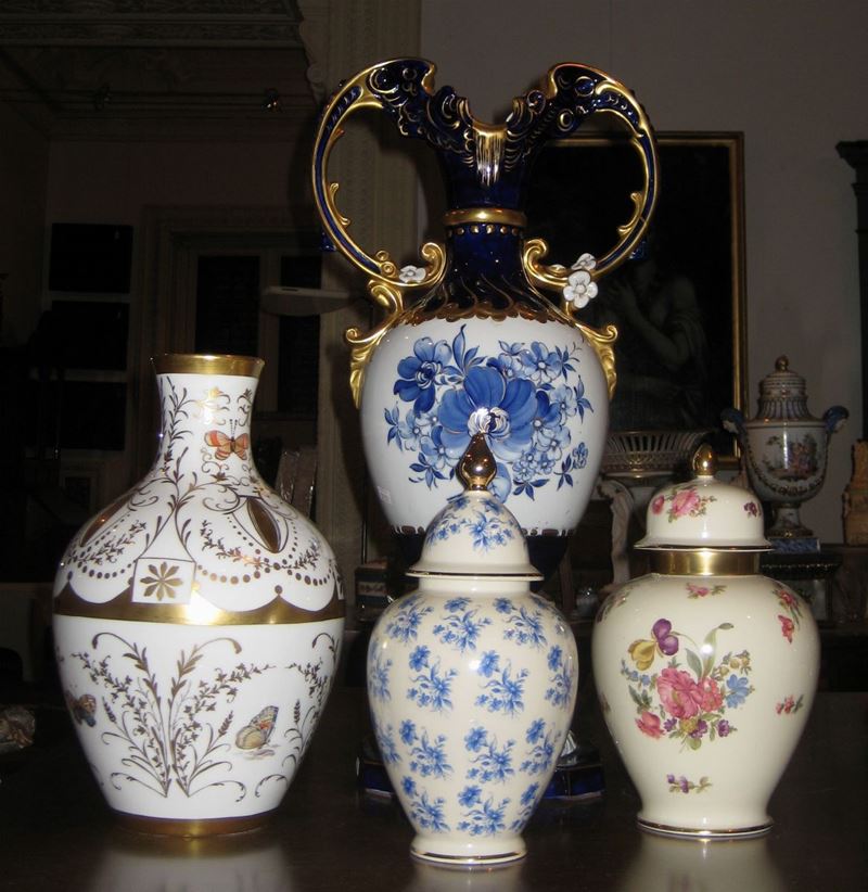 Lotto di vasi in porcellana di fogge, epoche e manifatture diverse  - Asta Antiquariato e Dipinti Antichi - Cambi Casa d'Aste
