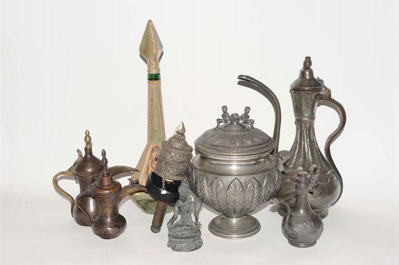 Lotto di vasi in metallo, peltro e rame di fogge diverse  - Asta Antiquariato e Dipinti Antichi - Cambi Casa d'Aste