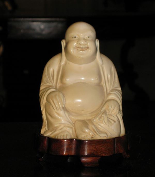 Piccola figura di Buddha in avorio