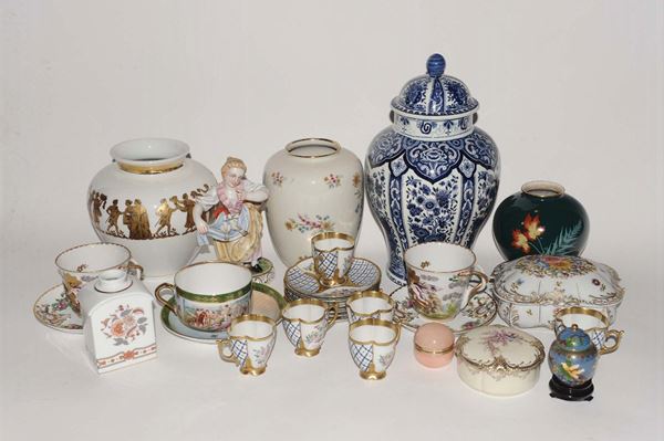 Lotto di porcellane tra cui statuina, tazzine scatoline e vasi