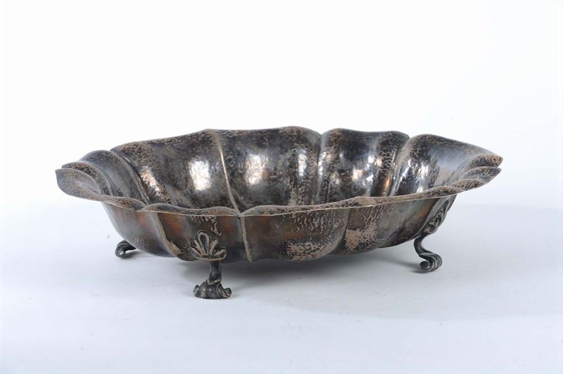 Centrotavola ovale in argento con piedini a ricciolo, gr. 1100 circa  - Asta Argenti e Gioielli Antichi e Contemporanei - Cambi Casa d'Aste