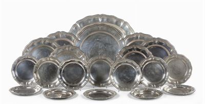 Servito di Piatti in Argento con Bordo Sagomato, Gr. 5300 Circa