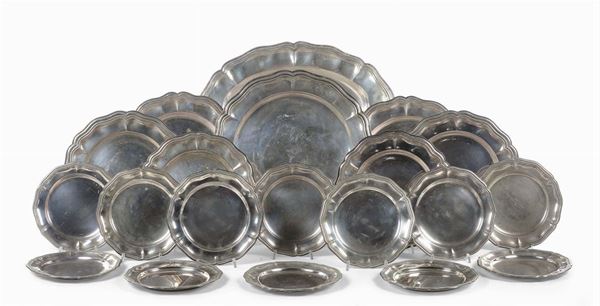 Servito di piatti in argento con bordo sagomato, gr.  5300 circa