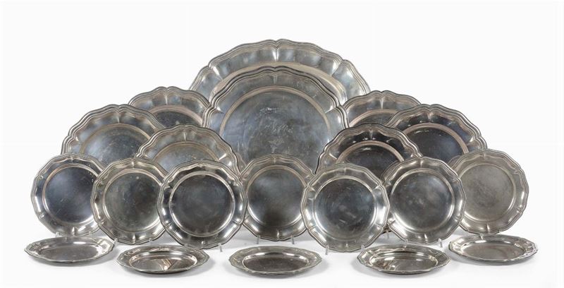 Servito di piatti in argento con bordo sagomato, gr.  5300 circa  - Auction Silvers, Ancient and Comtemporary Jewels - Cambi Casa d'Aste