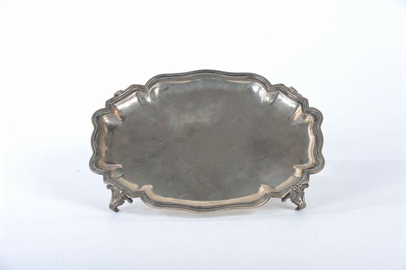 Salver in argento ovale sagomato punzoni non pertinenti, gr. 500 circa  - Asta Argenti e Gioielli Antichi e Contemporanei - Cambi Casa d'Aste