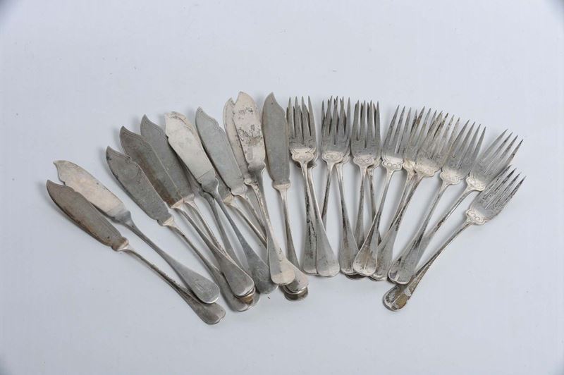 Servizio di posate da 12 da pesce in argento con iniziali incise  - Auction Silvers, Ancient and Comtemporary Jewels - Cambi Casa d'Aste