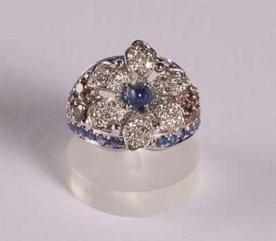 Anello con Zaffiro Taglio Cabochon