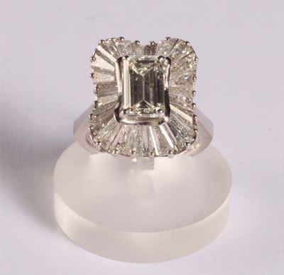 Anello con Diamante Taglio Smeraldo di Ct 2,00 Circa
