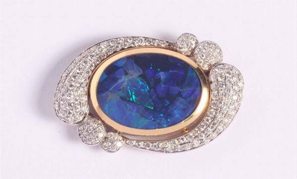 Spilla con opale nero e diamanti a contorno