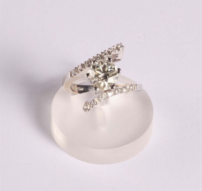 Anello con diamante centrale di ct 1,79  - Asta Argenti e Gioielli Antichi e Contemporanei - Cambi Casa d'Aste